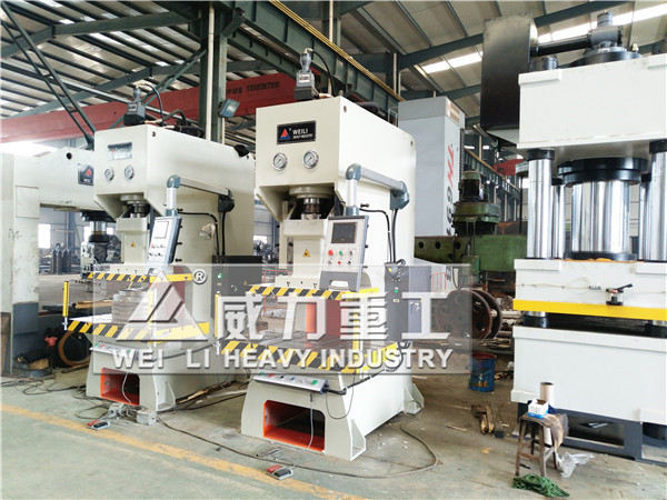 數(shù)控液壓沖床生產(chǎn)車(chē)間