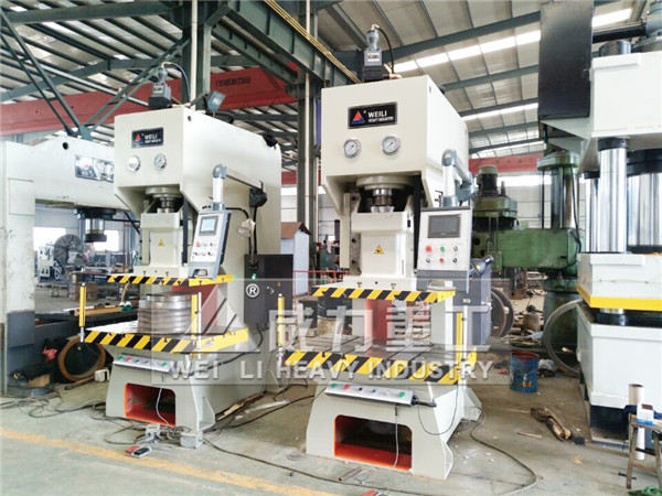 100噸液壓沖床加工車間