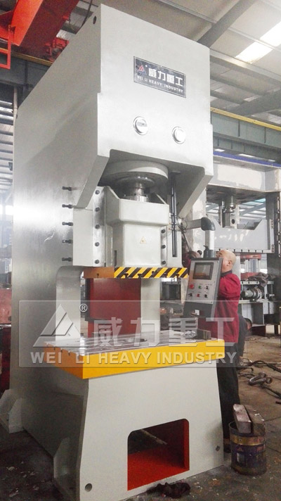 250噸伺服液壓沖床廠家實(shí)景1