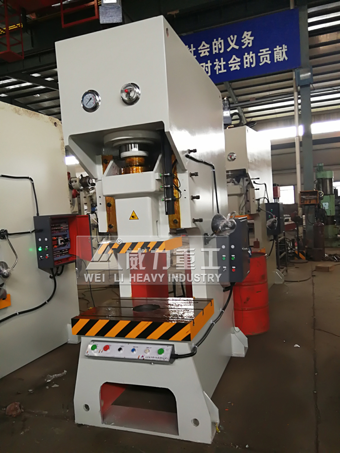 數(shù)控100噸液壓沖床加工現(xiàn)場(chǎng)