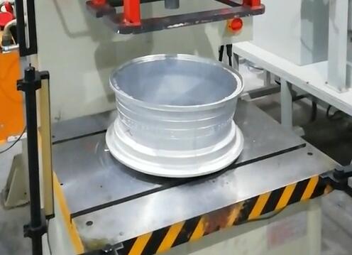 汽車(chē)輪轂沖孔加工